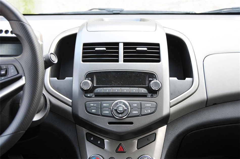 爱唯欧 三厢 2011款 1.4L MT SE 