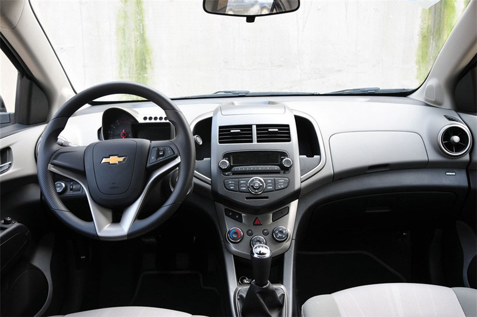 爱唯欧 三厢 2011款 1.4L MT SE 