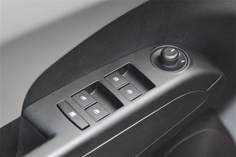 爱唯欧 三厢 2011款 1.4L MT SE 