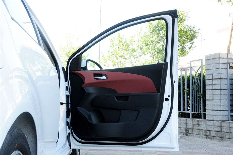 2014款 两厢 1.6SX AT 风尚版 座椅空间