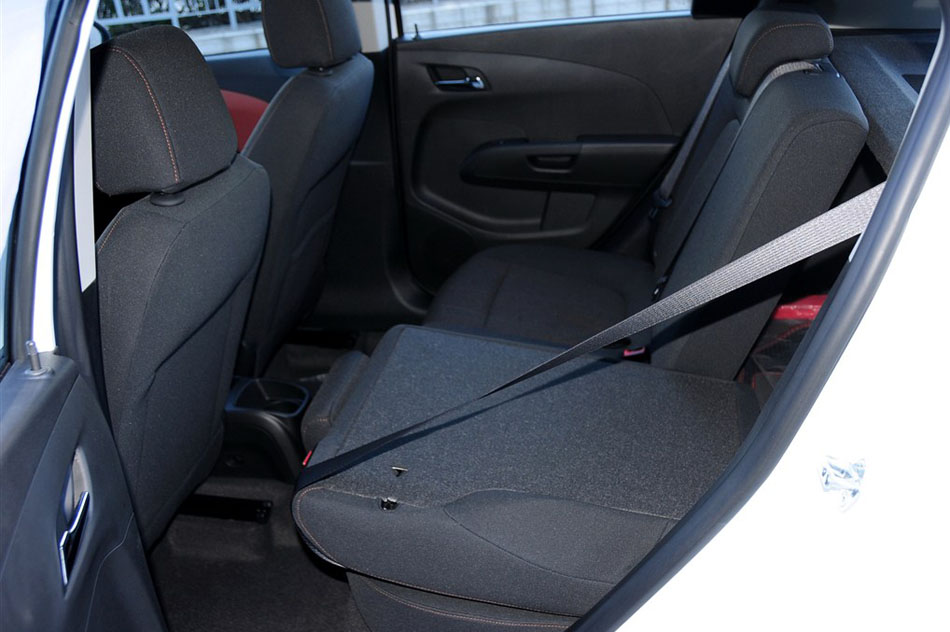 2014款 两厢 1.6SX AT 风尚版 座椅空间