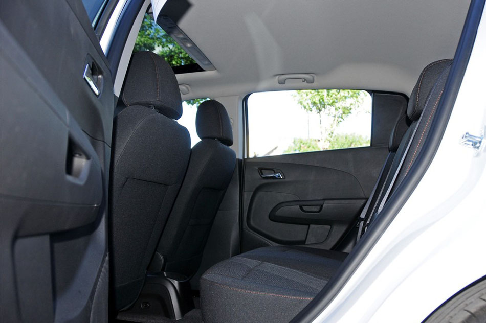 2014款 两厢 1.6SX AT 风尚版 座椅空间