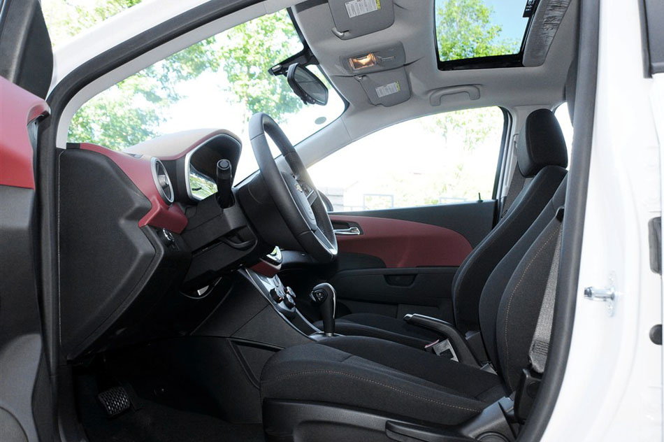 2014款 两厢 1.6SX AT 风尚版 座椅空间