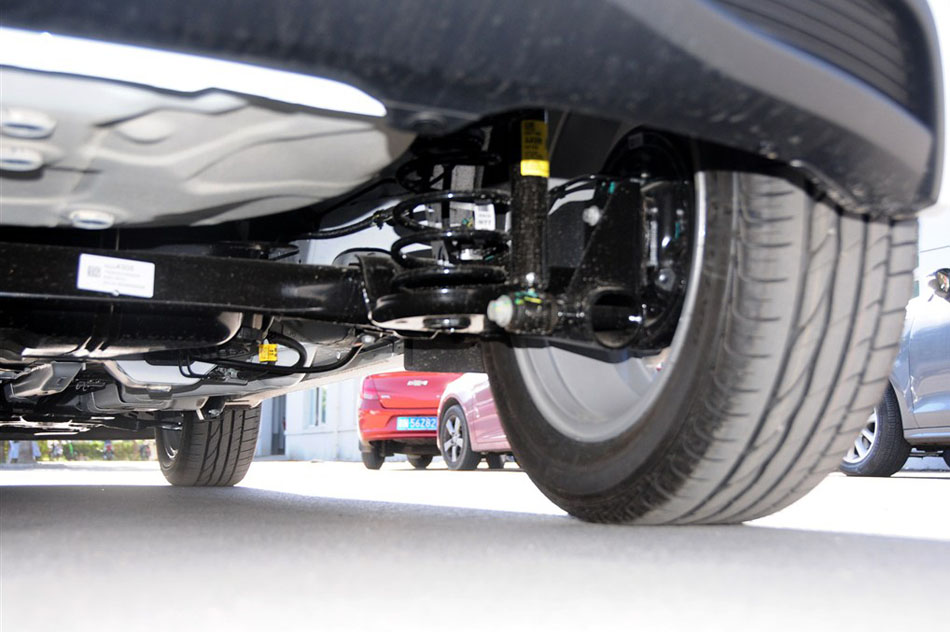 2014款 两厢 1.6SX AT 风尚版 引擎底盘