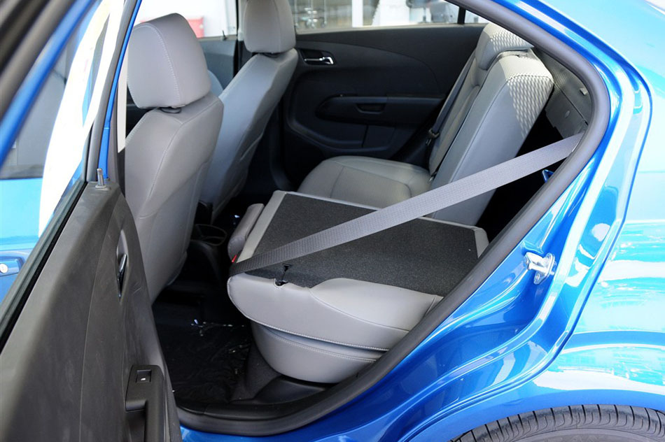 2014款 三厢 1.6SX AT 风尚版 座椅空间