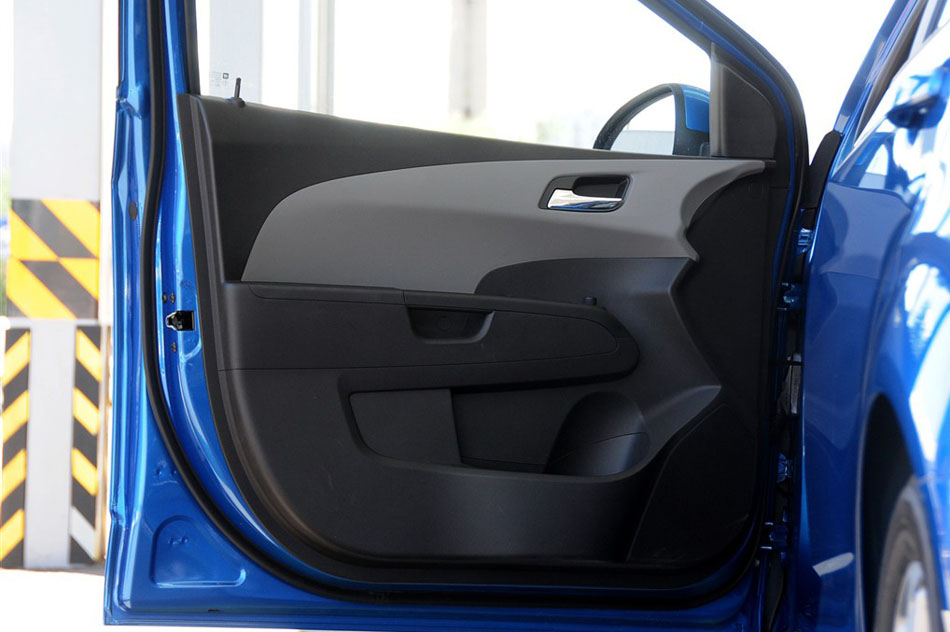 2014款 三厢 1.6SX AT 风尚版 座椅空间