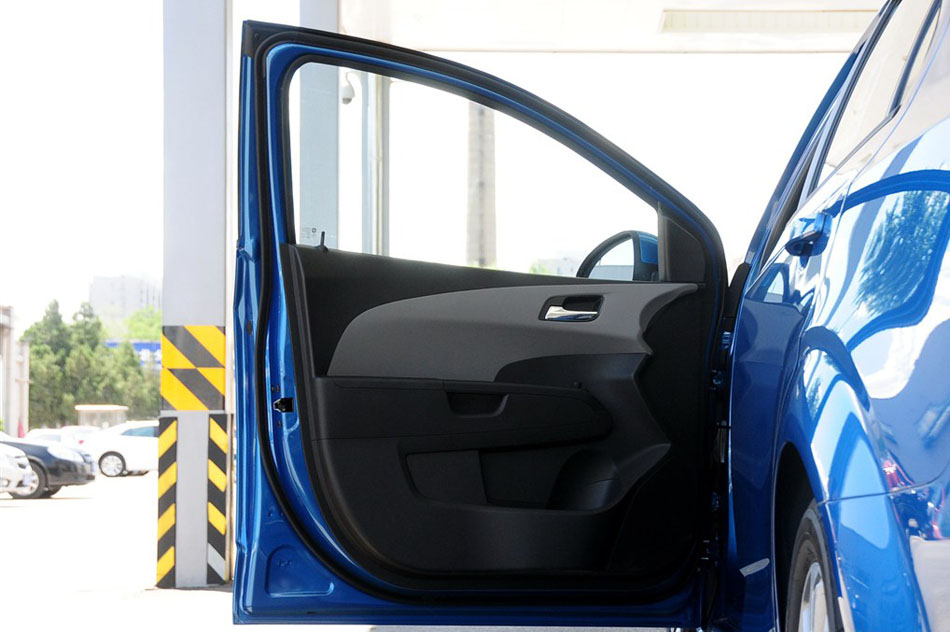 2014款 三厢 1.6SX AT 风尚版 座椅空间