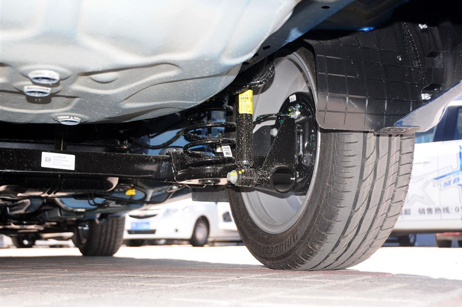 2014款 三厢 1.6SX AT 风尚版 引擎底盘