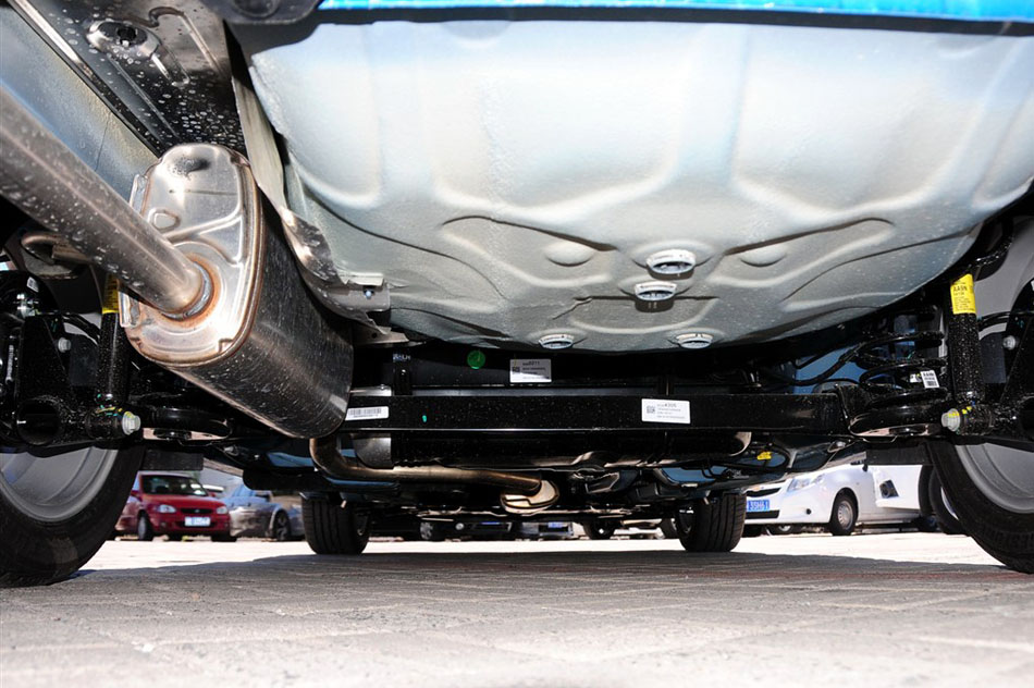 2014款 三厢 1.6SX AT 风尚版 引擎底盘