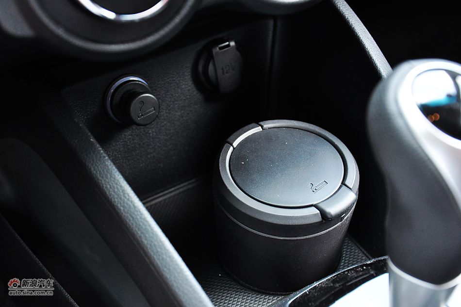 东风悦达起亚K2内饰功能