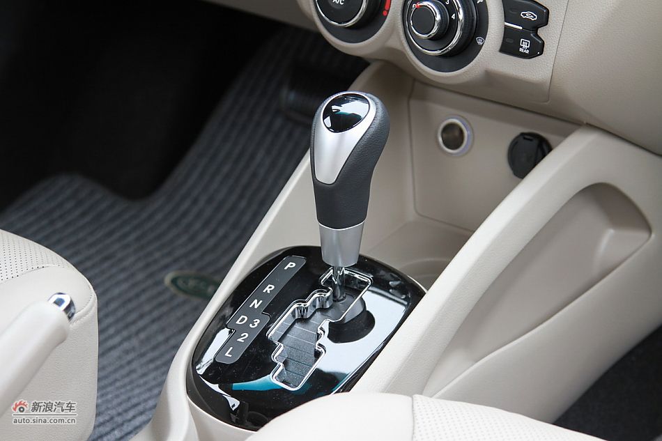 2012款东风悦达起亚K2 1.6L自动Premium两厢