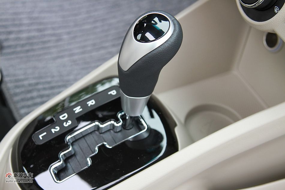 2012款东风悦达起亚K2 1.6L自动Premium两厢