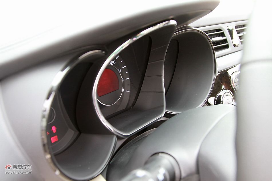 2012款东风悦达起亚K2 1.6L自动Premium两厢