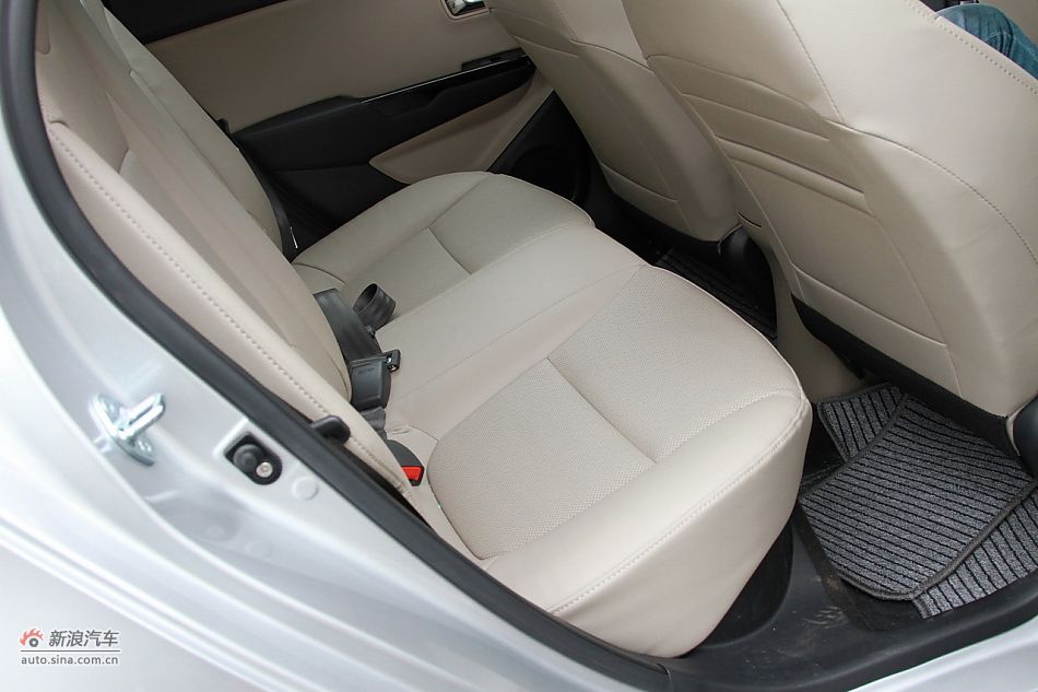 2012款东风悦达起亚K2 1.6L自动Premium两厢