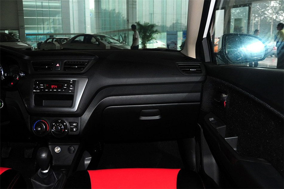 起亚K2 2012款 三厢1.4L MT GLS 纪念版 内饰
