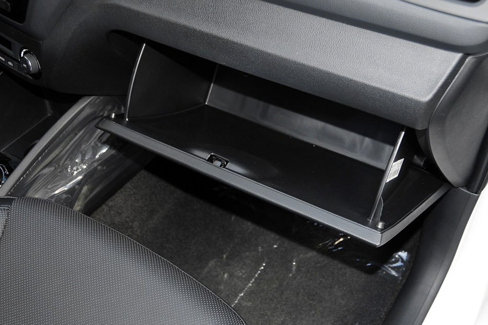 2015  1.6L AT Premium 