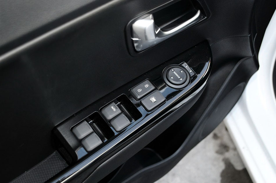 2015  1.6L AT Premium οռ