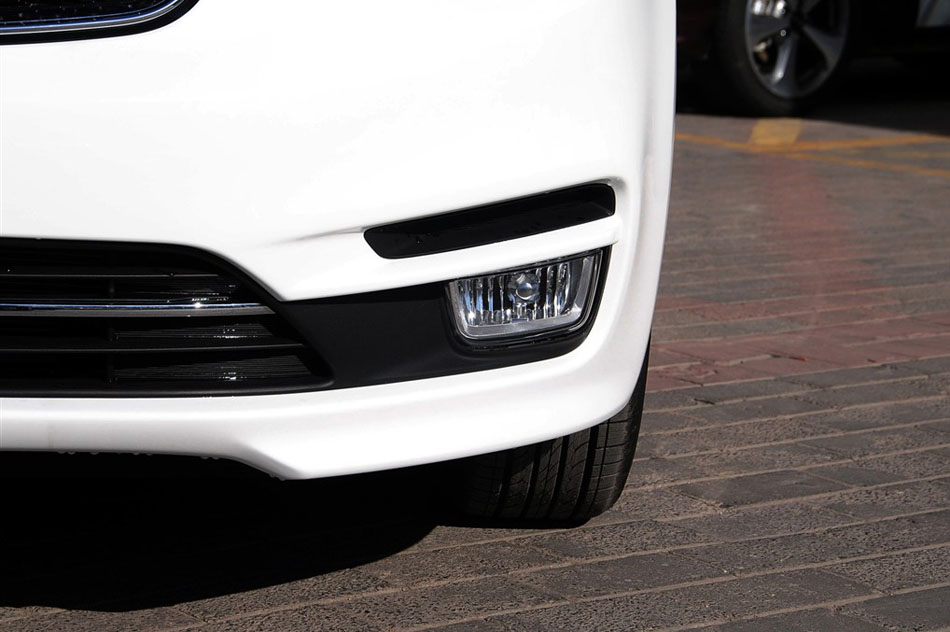 2015  1.6L AT Premium ϸ