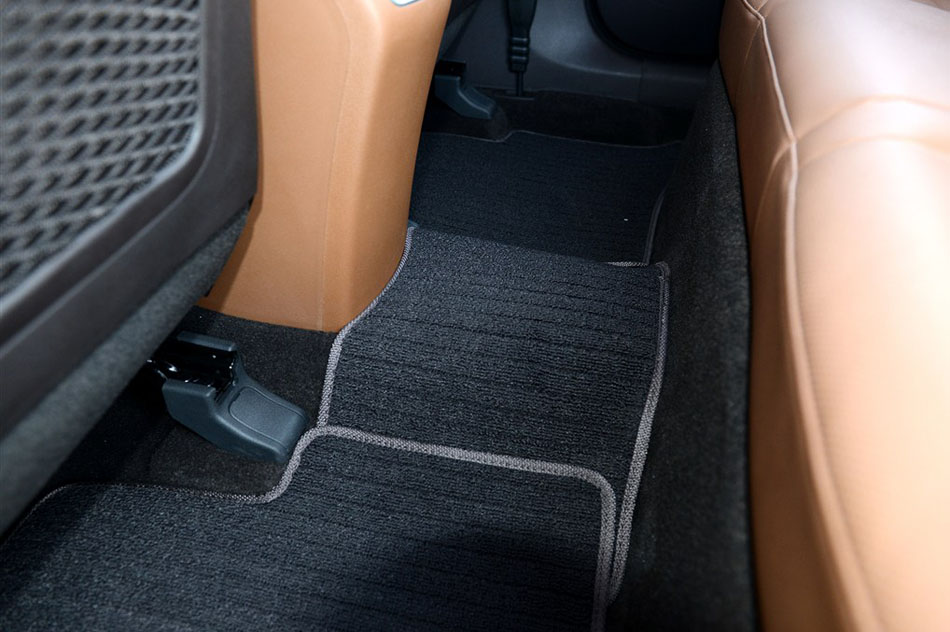 2015款 2.0T 自动四驱智能型 5座 座椅空间