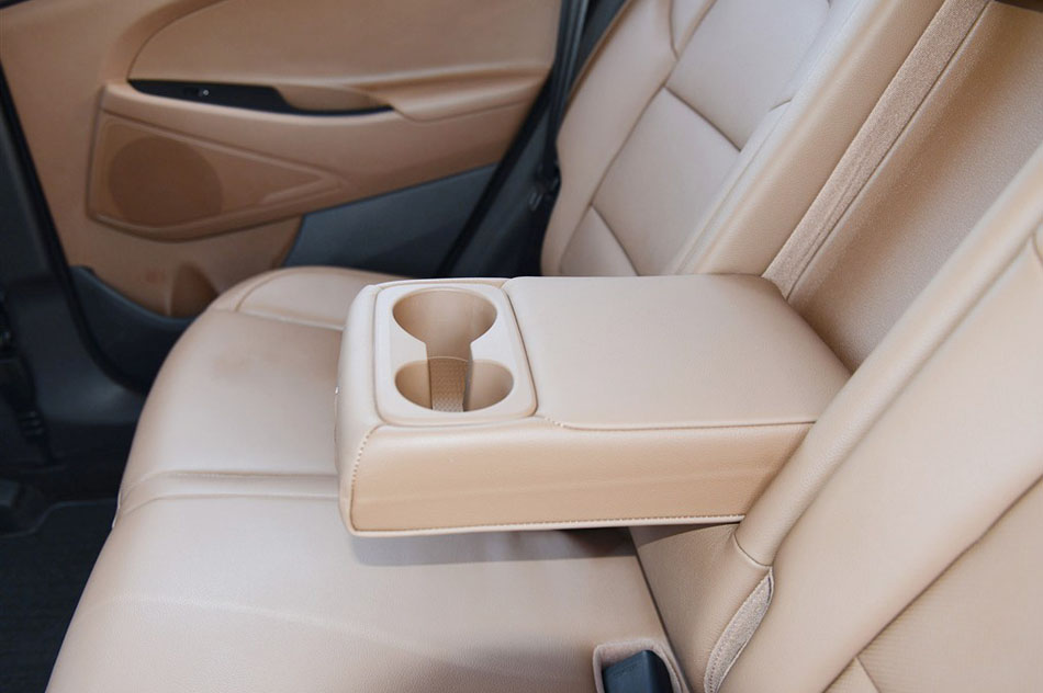 2015款 2.0T 自动四驱智能型 5座 座椅空间