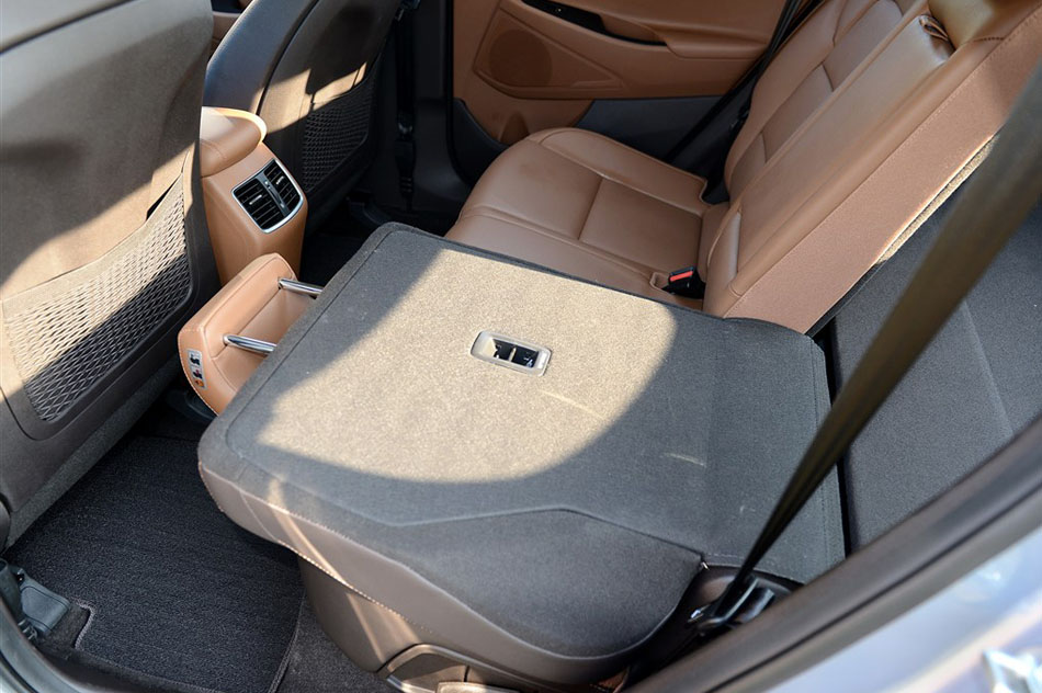 2015款 2.0T 自动四驱智能型 5座 座椅空间