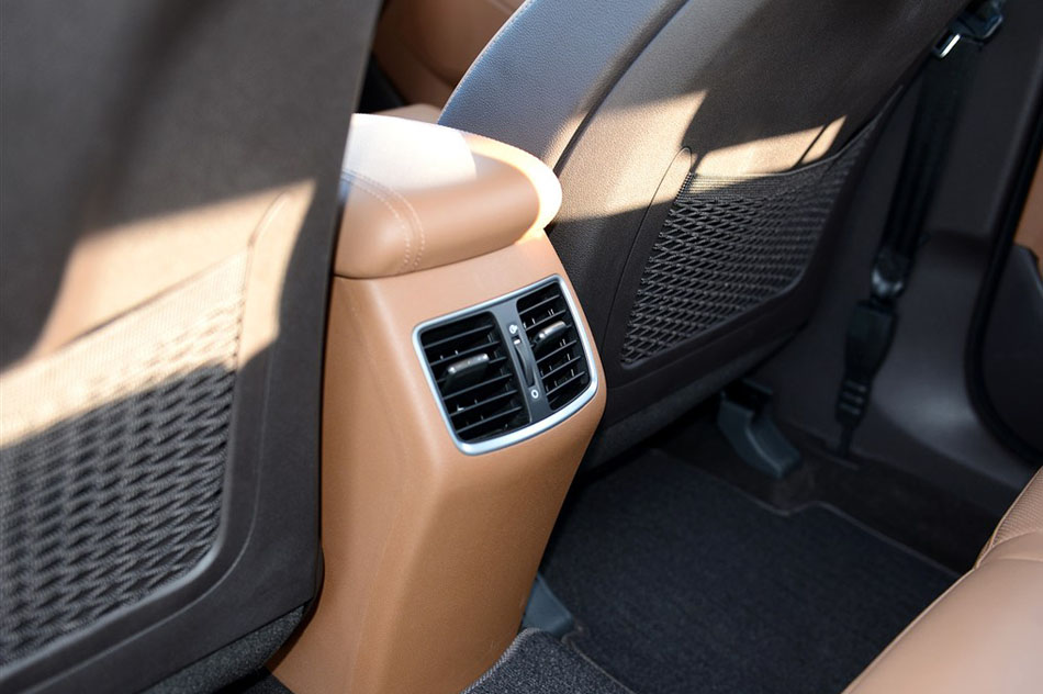 2015款 2.0T 自动四驱智能型 5座 座椅空间