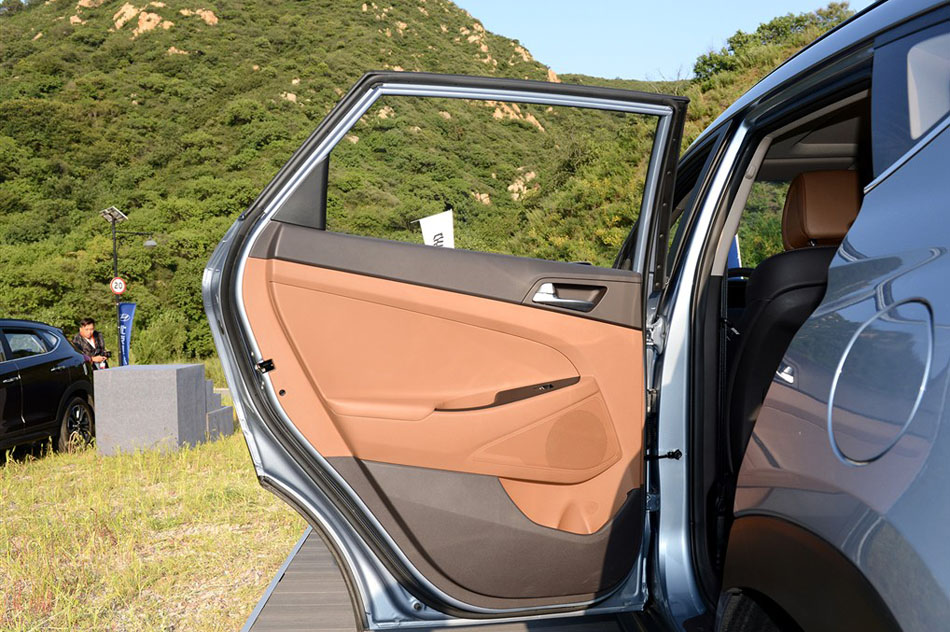 2015款 2.0T 自动四驱智能型 5座 座椅空间