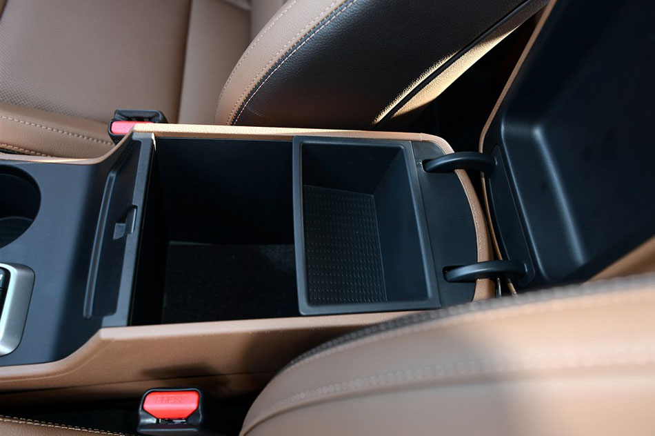 2015款 2.0T 自动四驱智能型 5座 座椅空间