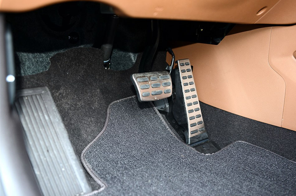 2015款 2.0T 自动四驱智能型 5座 座椅空间