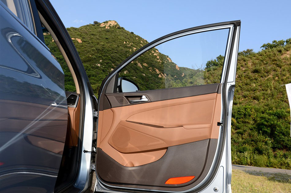 2015款 2.0T 自动四驱智能型 5座 座椅空间