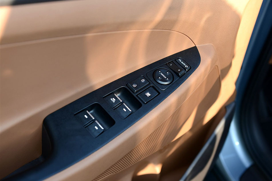 2015款 2.0T 自动四驱智能型 5座 座椅空间