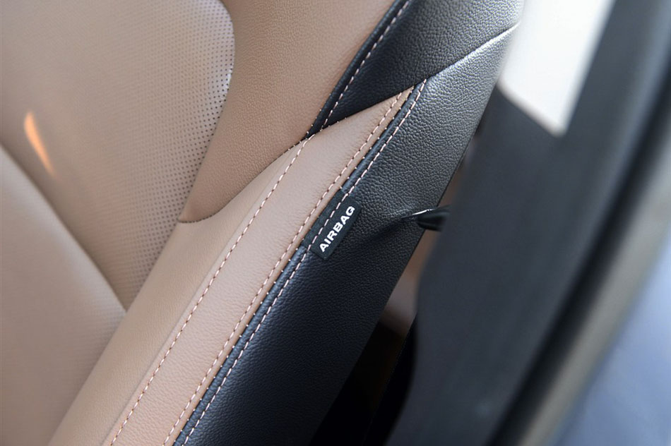 2015款 2.0T 自动四驱智能型 5座 座椅空间