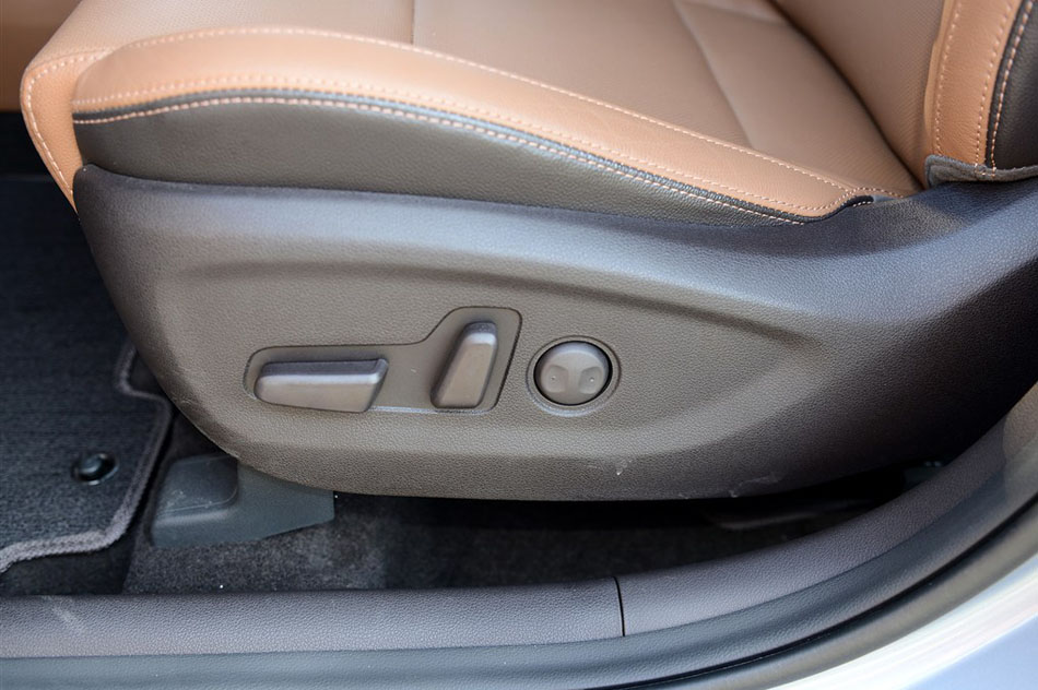 2015款 2.0T 自动四驱智能型 5座 座椅空间