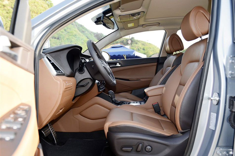 2015款 2.0T 自动四驱智能型 5座 座椅空间