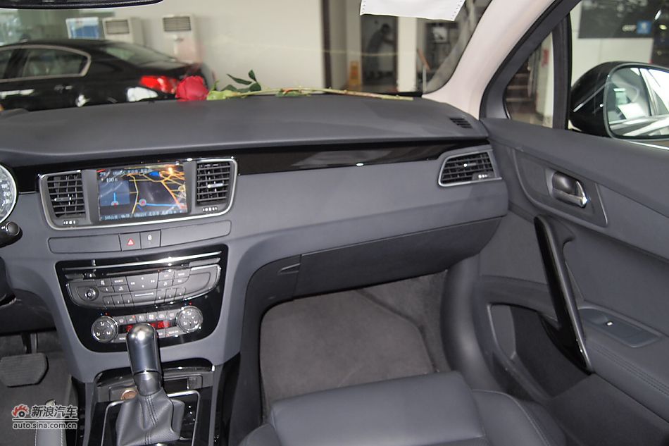 东风标致508 2.3L自动旗舰型