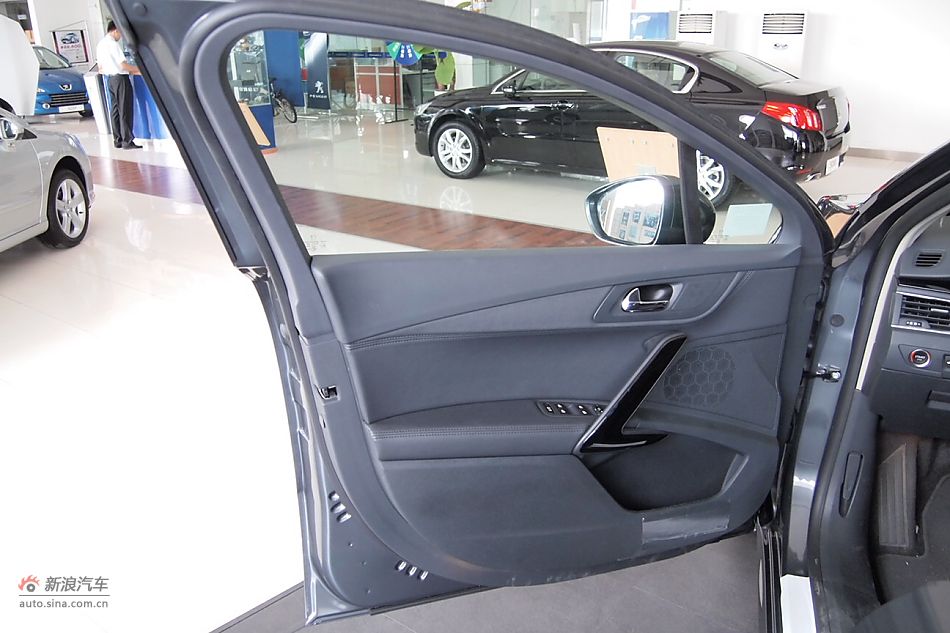 东风标致508 2.3L自动旗舰型