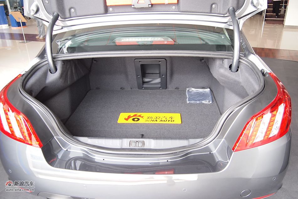 东风标致508 2.3L自动旗舰型