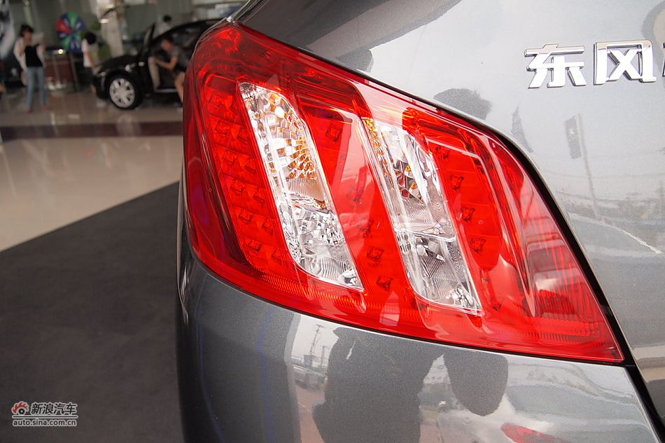 东风标致508 2.3L自动旗舰型