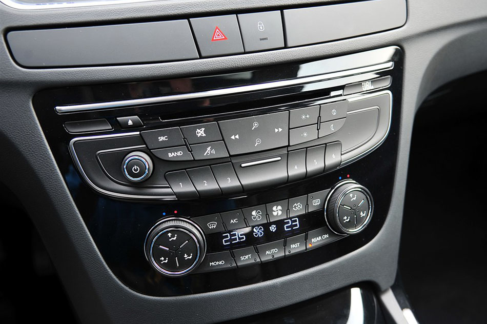 2015款 1.8THP 自动旗舰版 内饰