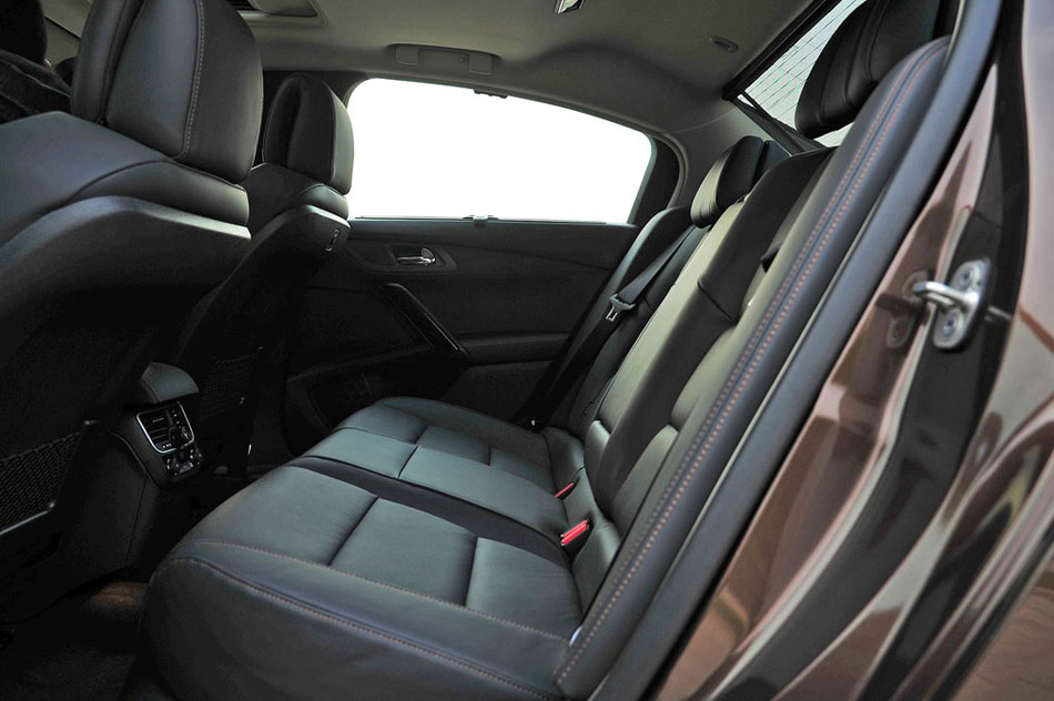 2015款 1.8THP 自动旗舰版 座椅空间