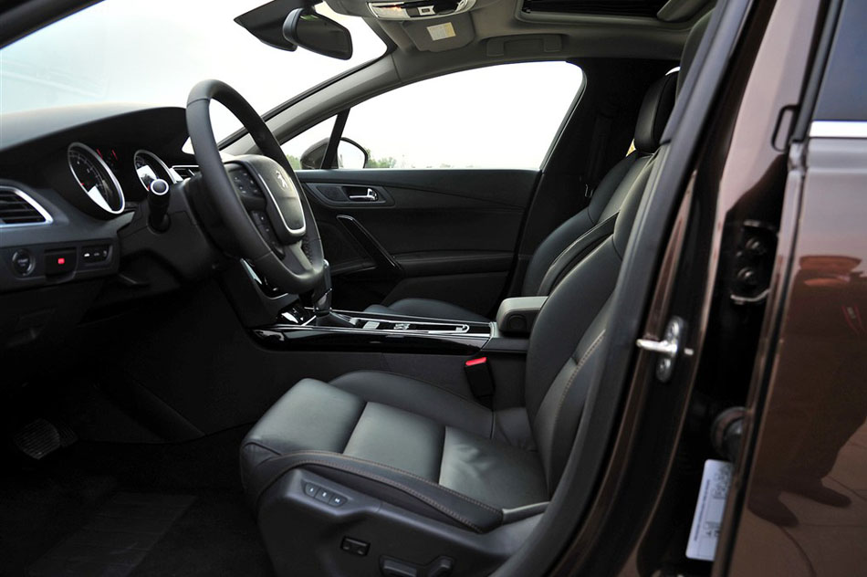2015款 1.8THP 自动旗舰版 座椅空间