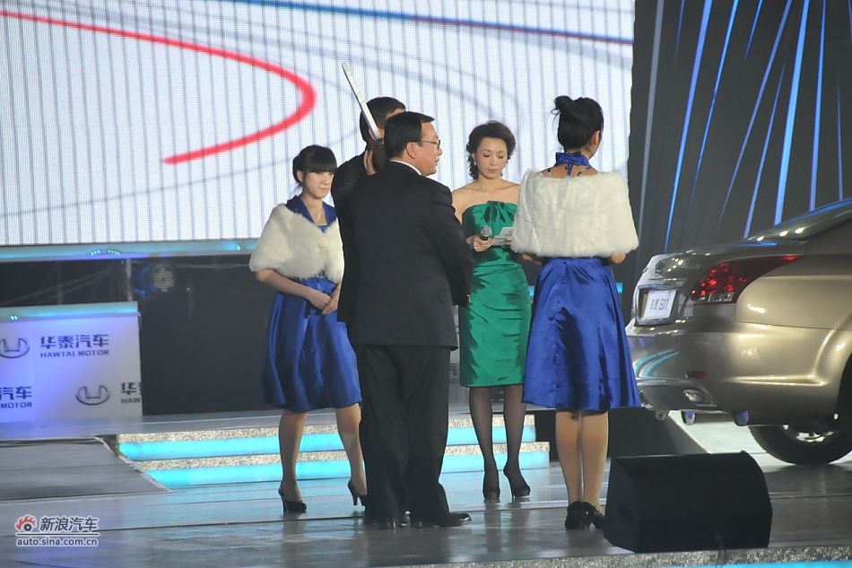 为华泰B11首位车主交付钥匙