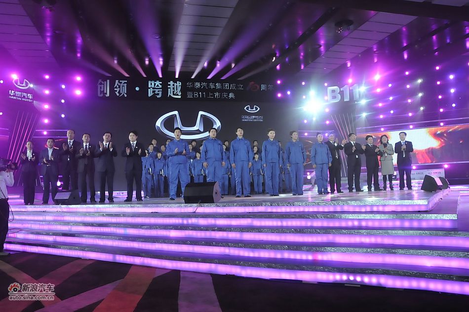 领导与员工共唱歌曲