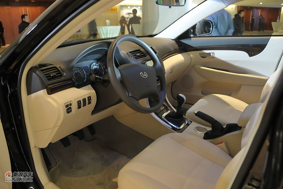 华泰B11内饰图片