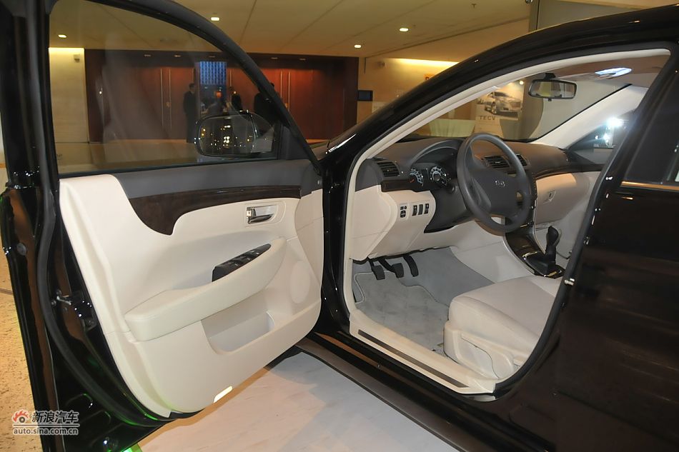 华泰B11内饰图片