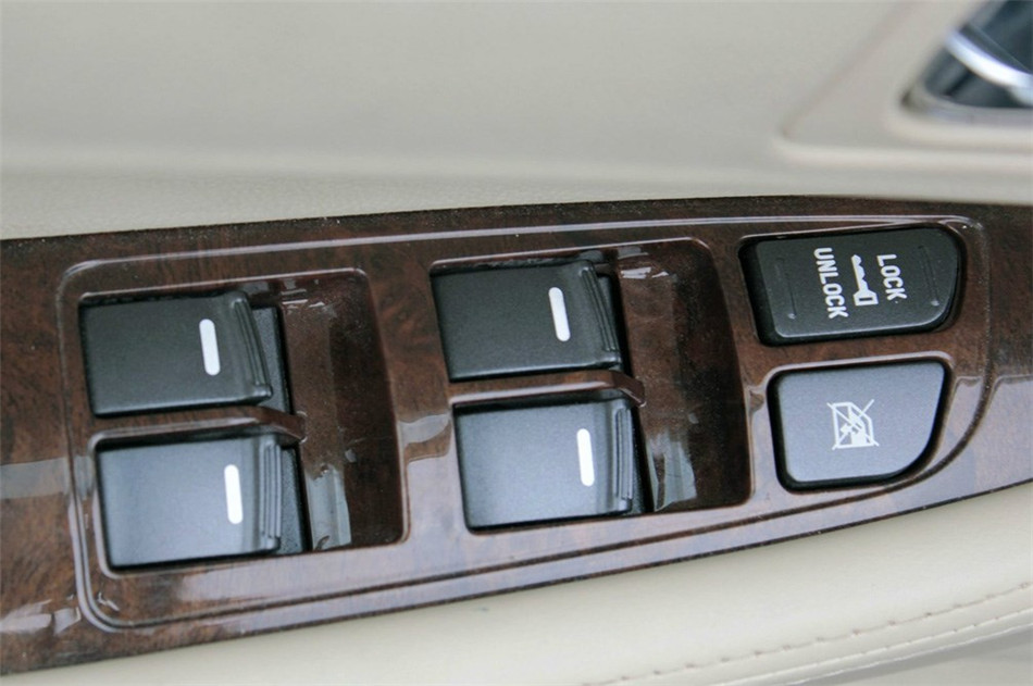 2011款 1.8T MT 舒适汽油版 座椅空间