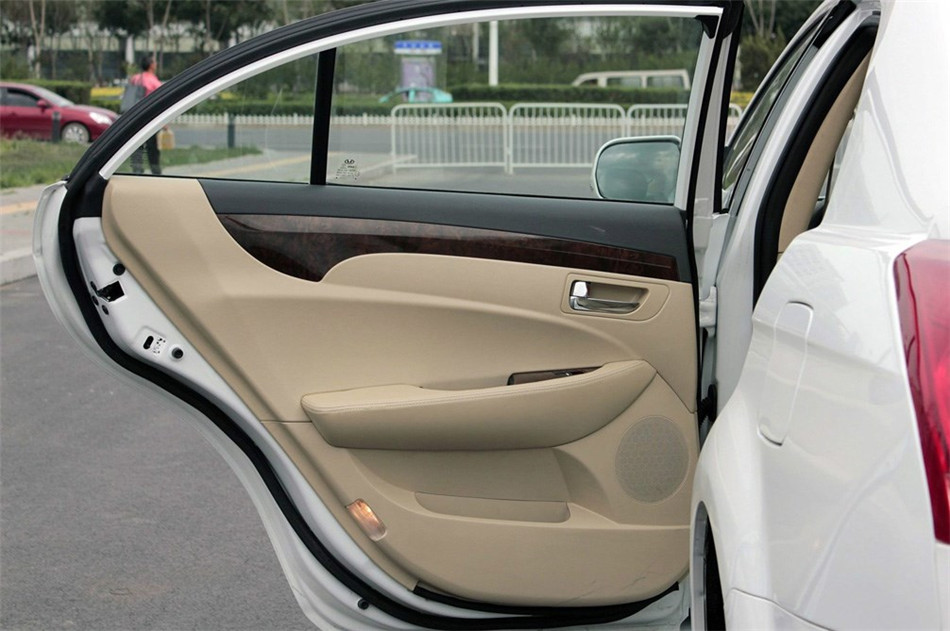 2011款 1.8T MT 舒适汽油版 座椅空间