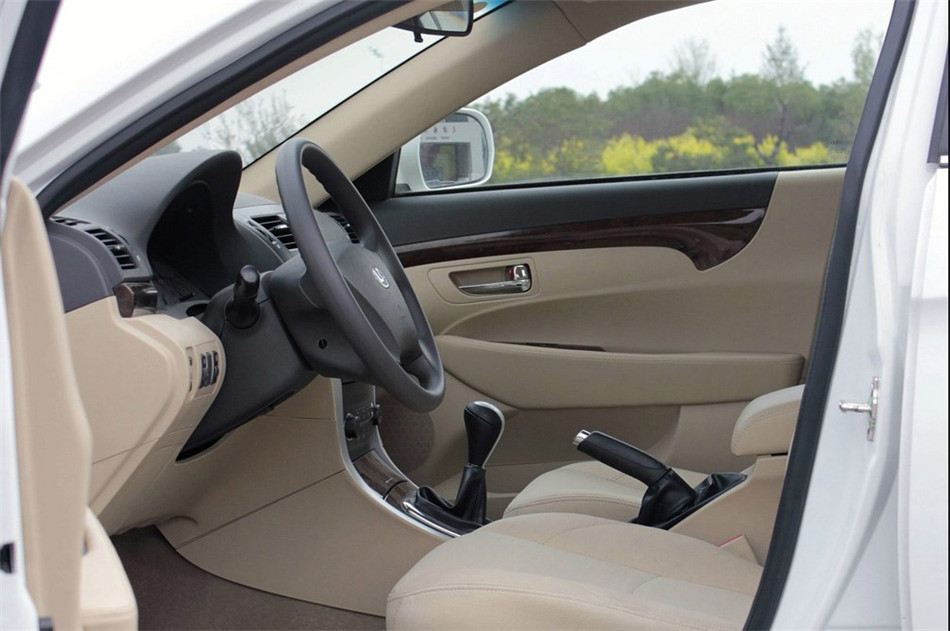 2011款 1.8T MT 舒适汽油版 座椅空间