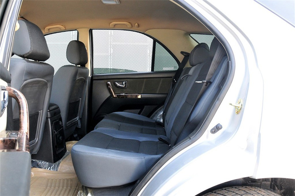 2011款 2.0L 精英版 座椅空间