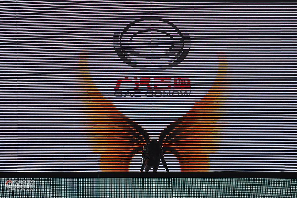 图为奥轩G5下线现场歌舞表演